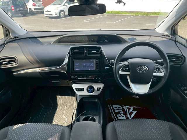 トヨタ プリウス S 宮崎県 2018(平30)年 3.3万km 白 純正SDナビ（CD、Bluetooth、ワンセグ）　/ETC　/エアロ　（フロント、サイド、リア）/LED　/クルコン　/オートハイビーム　/純正フロアマット　/ドアバイザー　/衝突被害軽減ブレーキ　/横滑り防止　/レーンキープ/純正AW15インチ