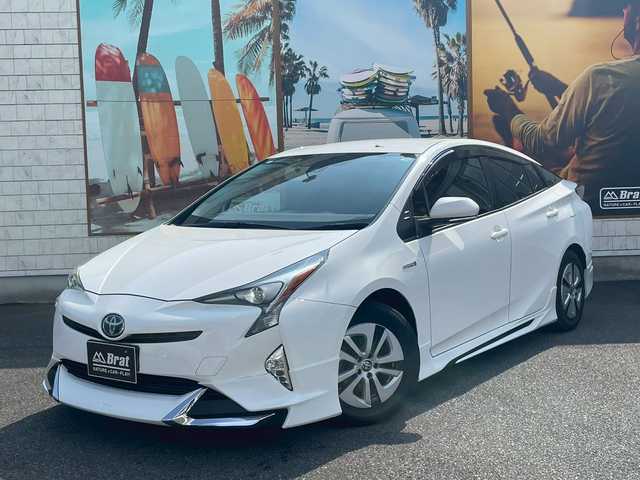 トヨタ プリウス S 宮崎県 2018(平30)年 3.3万km 白 純正SDナビ（CD、Bluetooth、ワンセグ）　/ETC　/エアロ　（フロント、サイド、リア）/LED　/クルコン　/オートハイビーム　/純正フロアマット　/ドアバイザー　/衝突被害軽減ブレーキ　/横滑り防止　/レーンキープ/純正AW15インチ