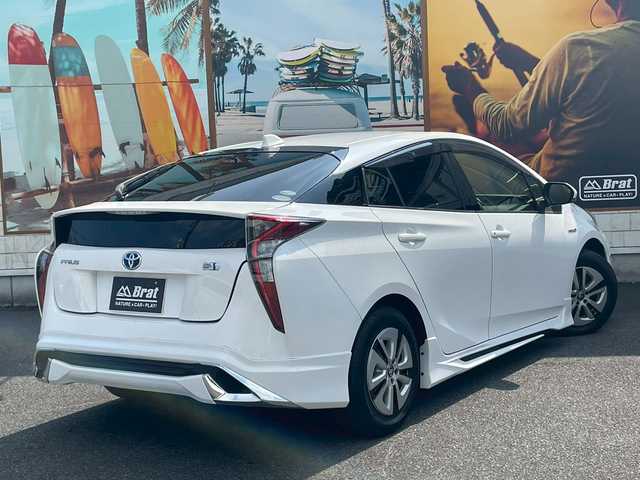 トヨタ プリウス S 宮崎県 2018(平30)年 3.3万km 白 純正SDナビ（CD、Bluetooth、ワンセグ）　/ETC　/エアロ　（フロント、サイド、リア）/LED　/クルコン　/オートハイビーム　/純正フロアマット　/ドアバイザー　/衝突被害軽減ブレーキ　/横滑り防止　/レーンキープ/純正AW15インチ