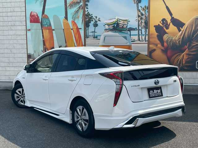 トヨタ プリウス S 宮崎県 2018(平30)年 3.3万km 白 純正SDナビ（CD、Bluetooth、ワンセグ）　/ETC　/エアロ　（フロント、サイド、リア）/LED　/クルコン　/オートハイビーム　/純正フロアマット　/ドアバイザー　/衝突被害軽減ブレーキ　/横滑り防止　/レーンキープ/純正AW15インチ