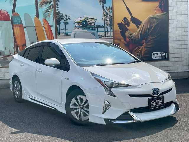 トヨタ プリウス S 宮崎県 2018(平30)年 3.3万km 白 純正SDナビ（CD、Bluetooth、ワンセグ）　/ETC　/エアロ　（フロント、サイド、リア）/LED　/クルコン　/オートハイビーム　/純正フロアマット　/ドアバイザー　/衝突被害軽減ブレーキ　/横滑り防止　/レーンキープ/純正AW15インチ