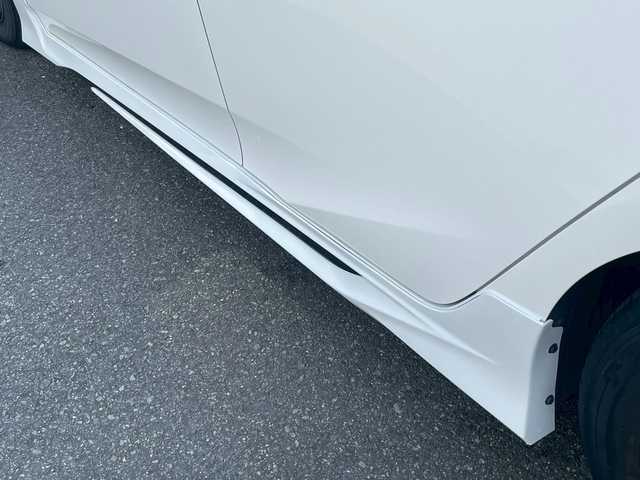 トヨタ プリウス S 宮崎県 2018(平30)年 3.3万km 白 純正SDナビ（CD、Bluetooth、ワンセグ）　/ETC　/エアロ　（フロント、サイド、リア）/LED　/クルコン　/オートハイビーム　/純正フロアマット　/ドアバイザー　/衝突被害軽減ブレーキ　/横滑り防止　/レーンキープ/純正AW15インチ