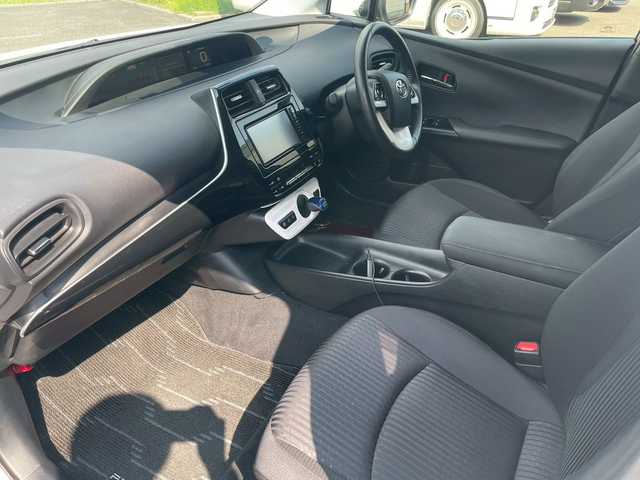 トヨタ プリウス S 宮崎県 2018(平30)年 3.3万km 白 純正SDナビ（CD、Bluetooth、ワンセグ）　/ETC　/エアロ　（フロント、サイド、リア）/LED　/クルコン　/オートハイビーム　/純正フロアマット　/ドアバイザー　/衝突被害軽減ブレーキ　/横滑り防止　/レーンキープ/純正AW15インチ