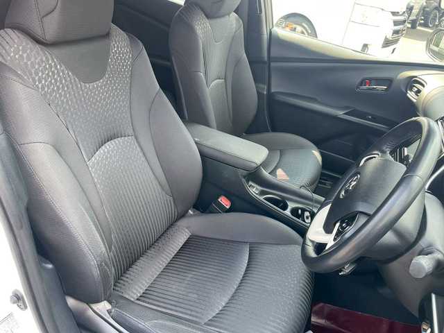 トヨタ プリウス S 宮崎県 2018(平30)年 3.3万km 白 純正SDナビ（CD、Bluetooth、ワンセグ）　/ETC　/エアロ　（フロント、サイド、リア）/LED　/クルコン　/オートハイビーム　/純正フロアマット　/ドアバイザー　/衝突被害軽減ブレーキ　/横滑り防止　/レーンキープ/純正AW15インチ