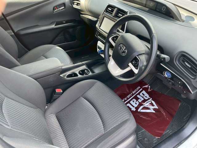 トヨタ プリウス S 宮崎県 2018(平30)年 3.3万km 白 純正SDナビ（CD、Bluetooth、ワンセグ）　/ETC　/エアロ　（フロント、サイド、リア）/LED　/クルコン　/オートハイビーム　/純正フロアマット　/ドアバイザー　/衝突被害軽減ブレーキ　/横滑り防止　/レーンキープ/純正AW15インチ