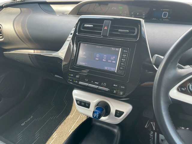 トヨタ プリウス S 宮崎県 2018(平30)年 3.3万km 白 純正SDナビ（CD、Bluetooth、ワンセグ）　/ETC　/エアロ　（フロント、サイド、リア）/LED　/クルコン　/オートハイビーム　/純正フロアマット　/ドアバイザー　/衝突被害軽減ブレーキ　/横滑り防止　/レーンキープ/純正AW15インチ