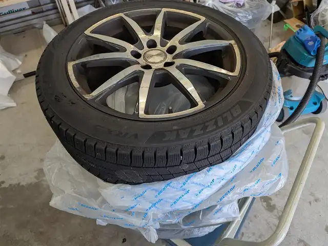 アウディ Ａ６ 2．8 FSI クワトロ 福井県 2014(平26)年 12万km アイスシルバーメタリック ４WD/純正ナビ/AM/FM/フルセグ/BT/CD/DVD/バックカメラ/クルーズコントロール/前後コーナーセンサー/アイドリングストップ/横滑り防止装置/盗難防止装置/前席パワーシート/シートメモリー/前席シートヒーター/ビルトインETC/本革シート/電動トランクリッド/キセノンヘッドライト/Rフォグ/スタッドレスタイヤ積込/スマートキー