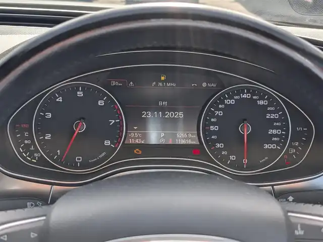 アウディ Ａ６ 2．8 FSI クワトロ 福井県 2014(平26)年 12万km アイスシルバーメタリック ４WD/純正ナビ/AM/FM/フルセグ/BT/CD/DVD/バックカメラ/クルーズコントロール/前後コーナーセンサー/アイドリングストップ/横滑り防止装置/盗難防止装置/前席パワーシート/シートメモリー/前席シートヒーター/ビルトインETC/本革シート/電動トランクリッド/キセノンヘッドライト/Rフォグ/スタッドレスタイヤ積込/スマートキー