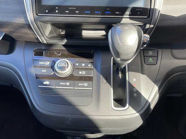 ホンダ フリード G ホンダセンシング 静岡県 2017(平29)年 4.1万km 青 ホンダセンシング/衝突軽減ブレーキ/レーダークルーズコントロール/レーンキープアシスト/ロードサインアシスト/純正ディーラーナビ/フルセグTV/CD/DVD/Bluetooth/ラジオ/主要装備/両側パワースライドドア/バックカメラ/ETC/ステアリングリモコン/ドライブレコーダー/ハーフレザーシート/オートライト/プッシュスタート/スマートキー