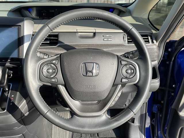 ホンダ フリード G ホンダセンシング 静岡県 2017(平29)年 4.1万km 青 ホンダセンシング/衝突軽減ブレーキ/レーダークルーズコントロール/レーンキープアシスト/ロードサインアシスト/純正ディーラーナビ/フルセグTV/CD/DVD/Bluetooth/ラジオ/主要装備/両側パワースライドドア/バックカメラ/ETC/ステアリングリモコン/ドライブレコーダー/ハーフレザーシート/オートライト/プッシュスタート/スマートキー