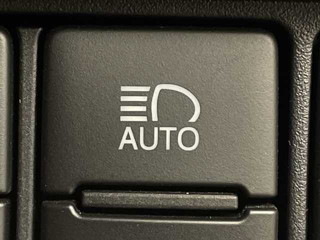 トヨタ エスクァイア ハイブリッド Gi 茨城県 2017(平29)年 5.7万km ブラック 純正９型ナビ　フルセグＴＶ　バックモニター　追従クルコン　衝突軽減ブレーキ　両側電動スライドドア　ＬＥＤライト　ビルトインＥＴＣ　シートヒーター　スマートキー　横滑り防止装置　アイドリングストップ