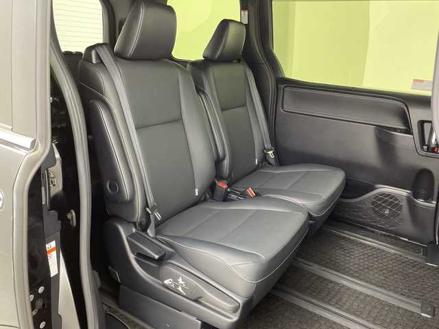 トヨタ エスクァイア ハイブリッド Gi 茨城県 2017(平29)年 5.7万km ブラック 純正９型ナビ　フルセグＴＶ　バックモニター　追従クルコン　衝突軽減ブレーキ　両側電動スライドドア　ＬＥＤライト　ビルトインＥＴＣ　シートヒーター　スマートキー　横滑り防止装置　アイドリングストップ