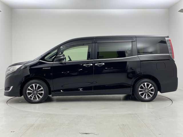 トヨタ エスクァイア ハイブリッド Gi 茨城県 2017(平29)年 5.7万km ブラック 純正９型ナビ　フルセグＴＶ　バックモニター　追従クルコン　衝突軽減ブレーキ　両側電動スライドドア　ＬＥＤライト　ビルトインＥＴＣ　シートヒーター　スマートキー　横滑り防止装置　アイドリングストップ