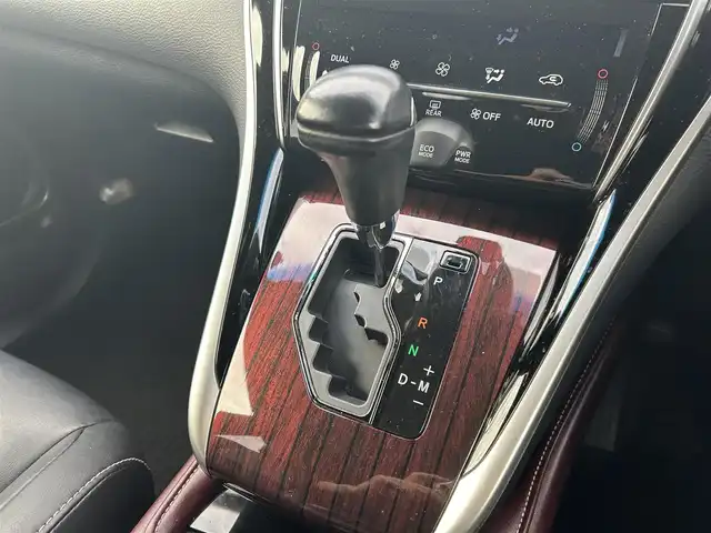 トヨタ ハリアー プレミアム 岡山県 2016(平28)年 8.2万km ホワイトパールクリスタルシャイン 登録時走行距離81787km/純正9インチナビ/フルセグTV(AM/FM/CD/DVD/Bluetooth)/バックカメラ/ビルトインETC/トヨタセーフティセンス/・クルーズコントロール/・プリクラッシュセーフティ/・レーンディバーチャーアラート/・オートマチックハイビーム/コーナーセンサー/パワーバックドア/MTモード付きAT/アイドリングストップ/18インチ純正AW/純正フロアマット/ハーフレザーシート