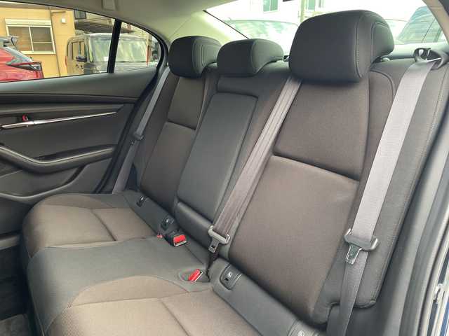 マツダ マツダ３セダン 15S ツーリング 神奈川県 2021(令3)年 1.7万km ディープクリスタルブルーマイカ ワンオーナー　/スペアキー1本/純正SDナビ　BT/CD/DVD/USB/ヘッドアップディスプレイ　/３６０°セーフティパッケージ　/ＭＴモード付ＡＴ　/レーダークルーズコントロール　/全方位カメラ　/ビルドインＥＴＣ　/前後ドラレコ　/純正フロアマット　/純製ＡＷ/ABS/横滑り防止装置/盗難防止装置/オートライト　/オートマチックハイビーム　/LEDヘッドライト