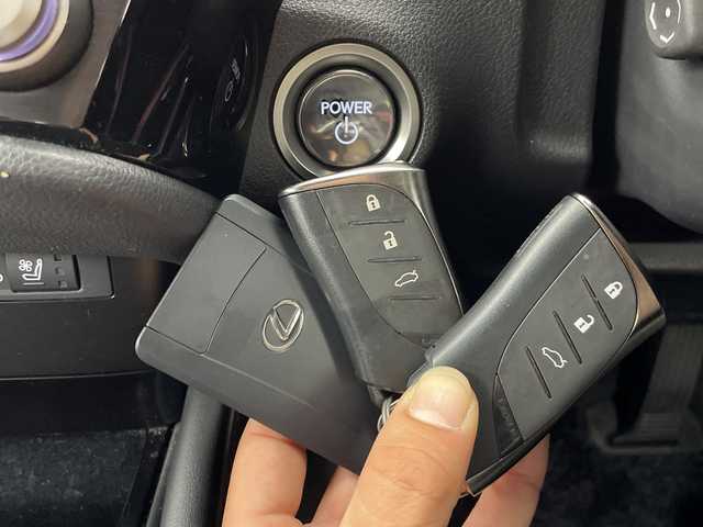 レクサス ＥＳ 300h グレイスフルエスコート 群馬県 2022(令4)年 12.4万km ソニッククォーツ 純正12.3型ナビ　全周囲カメラ　電子ミラー　純正18インチスパッタリング塗装ホイール　本革巻きステアリング　クリムゾン＆ブラック本革シート　ETC2.0　ドラレコ　レクサスセーフティシステム＋　禁煙