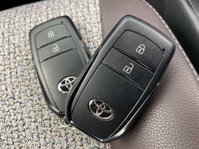 トヨタ ヤリスクロス Z 富山県 2021(令3)年 2.2万km ブラックマイカ/ホワイトパールクリスタルシャイン 2トーン 純正8型ディスプレイオーディオ（TV/AM/FM/BT/USB）/バックカメラ/ドライブレコーダー/ビルトインETC/ハーフレザーシート/D席パワーシート/D/N席シートヒーター/衝突被害軽減システム/レーダークルーズコントロール/レーンキープアシスト/コーナーセンサー/ブラインドスポットモニター/横滑り防止装置/オートLEDライト/オートマチックハイビーム/純正アルミホイール/純正フロアマット/オートホールド付電子パーキング/革巻きステアリング/ステアリングスイッチ/スマートキー