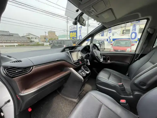 トヨタ エスクァイア 兵庫県 2015(平27)年 13.4万km ホワイトパールクリスタルシャイン (株)IDOMが運営する【じしゃロン姫路店】の自社ローン専用車両になります。こちらは現金またはオートローンご利用時の価格です。自社ローンご希望の方は別途その旨お申付け下さい/純正SDナビ　/　(フルセグテレビ/CD/Bluetooth/SD)/サマータイヤ4本車載/衝突被害軽減システム/両側パワースライドドア/ビルトインETC/アイドリングストップ/バックカメラ/LEDオートライト/オートマチックハイビーム/ターンランプ付きミラー/ワイパーデアイサー/キャプテンシート/ステアリングスイッチ/本革シート/シートヒーター/純正フロアマット/スペアキー/保証書