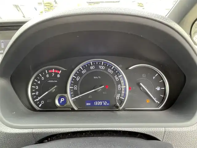 トヨタ エスクァイア 兵庫県 2015(平27)年 13.4万km ホワイトパールクリスタルシャイン (株)IDOMが運営する【じしゃロン姫路店】の自社ローン専用車両になります。こちらは現金またはオートローンご利用時の価格です。自社ローンご希望の方は別途その旨お申付け下さい/純正SDナビ　/　(フルセグテレビ/CD/Bluetooth/SD)/サマータイヤ4本車載/衝突被害軽減システム/両側パワースライドドア/ビルトインETC/アイドリングストップ/バックカメラ/LEDオートライト/オートマチックハイビーム/ターンランプ付きミラー/ワイパーデアイサー/キャプテンシート/ステアリングスイッチ/本革シート/シートヒーター/純正フロアマット/スペアキー/保証書