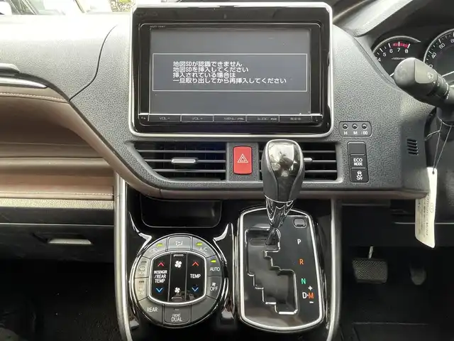 トヨタ エスクァイア 兵庫県 2015(平27)年 13.4万km ホワイトパールクリスタルシャイン (株)IDOMが運営する【じしゃロン姫路店】の自社ローン専用車両になります。こちらは現金またはオートローンご利用時の価格です。自社ローンご希望の方は別途その旨お申付け下さい/純正SDナビ　/　(フルセグテレビ/CD/Bluetooth/SD)/サマータイヤ4本車載/衝突被害軽減システム/両側パワースライドドア/ビルトインETC/アイドリングストップ/バックカメラ/LEDオートライト/オートマチックハイビーム/ターンランプ付きミラー/ワイパーデアイサー/キャプテンシート/ステアリングスイッチ/本革シート/シートヒーター/純正フロアマット/スペアキー/保証書