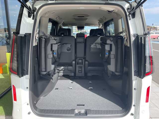 日産 セレナ e－パワー ハイウェイスター V 愛知県 2025(令7)年 0.1千km パールⅡ 登録済未使用車/オートレベライザー+アダプティブLEDヘッドライトシステム/+インテリジェント アラウンドビューモニター（移動物 検知機能付）/+インテリジェント ルームミラー/+アドバンスドドライブアシストディスプレイ（12.3インチカラーディスプレイ）/+統合型インターフェースディスプレイ/+ワイヤレス充電器+6スピーカー+/NissanConnectナビゲーションシステム（地デジ内蔵）/+車載通信ユニット（TCU［Telematics Control Unit］）/+ETC2.0ユニット（ビルトインタイプ）/+ドライブレコーダー（前後セット）/+プロパイロット（ナビリンク機能付）/+プロパイロット緊急停止支援システム（SOSコール機能付）/+SOSコール/後席専用モニターHDMI NissanConnectナビ付車用/コーナーセンサー/両側パワースライドドア/ハンズフリースライド