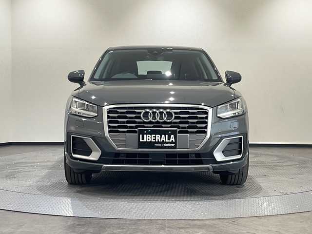 アウディ Ｑ２ ハッシュタグ アニバーサリーリミテッド 新潟県 2018(平30)年 3.6万km グレー Anniversary　Limited特別装備　400台限定/アシスタンスパッケージ/・トラフィックジャムアシスト/・サイドアシスト/・リヤクロストラフィックアシスト/・ハイビームアシスト/・プレセンスベーシック/ナビゲーションパッケージ/・MMIナビゲーションシステム/・スマートフォンインターフェース/・8スピーカー/・TVチューナー/オートマチックテールゲート/バーチャルコックピット/アルミホイール 7スポークローターデザイン 7Jx17/スポーツシート（フロント）/インデックスクロス（レッド/ブラック）/デコラティブパネル レッド/anniversarylimited専用17インチAW/LEDライトパッケージ/・LEDヘッドライト/・LEDリヤダイナミックターンインディケーター/・ヘッドライトウォッシャー/・LEDインテリアライティング/コンビニエンスパッケージ/・アドバンストキーシステム/・リヤビューカメラ/・アウディパーキングシステム