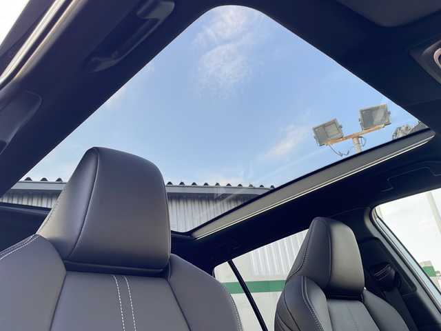 トヨタ カローラ クロス ハイブリッド Z 東京都 2024(令6)年 0.4万km アティチュードブラックマイカ/プラチナホワイトパールマイカ ・ガラスルーフ/・純正ナビ/・ビルトインETC/・フルセグTV/・クルーズコントール（追従あり）/・レーンキープアシスト/・オートライト/・横滑り防止機能/・電動リアゲート/・Bluetooth接続/・パワーシート（運転席のみ）/・プッシュスタート/・全席エアバック/・シートヒーター（前席のみ）/・保証書/・取説書