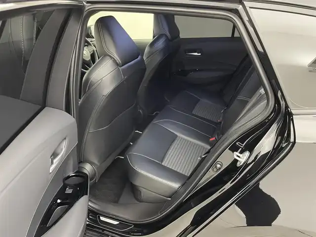 トヨタ カローラツーリング ハイブリッド ダブルバイビー 宮城県 2022(令4)年 0.8万km アティチュードブラックマイカ 4WD/ワンオーナー/純正10.5インチディスプレイオーディオ/(AM/FM/USB/BT/TV/Miracast)/バックカメラ/ETC2.0/トヨタセーフティーセンス/レーダークルーズコントロール/BSM/置くだけ充電/TVキャンセラー/ハーフレザー/シートヒーター/ステアリングヒーター/SOSスイッチ/プッシュスタート/スマートキー/スペアキー/オートライト/オートマチックハイビーム/LEDヘッドライト/フォグランプ/ヘッドライトレベライザー/モデリスタエアロ/純正フロアマット/純正17インチアルミホイール