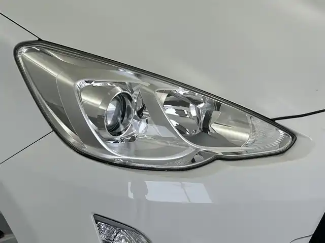 トヨタ アクア S 群馬県 2016(平28)年 4万km スーパーホワイトⅡ 純正７インチナビ　Ｂｌｕｅｔｏｏｔｈ　バックカメラ　スマートキー　ＨＩＤヘッドライト　オートライト　電動格納ミラー　プッシュスタート　ＥＴＣ　スペアキー　オートエアコン　横滑り防止装置　禁煙車