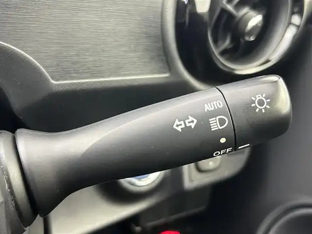 トヨタ アクア S 群馬県 2016(平28)年 4万km スーパーホワイトⅡ 純正７インチナビ　Ｂｌｕｅｔｏｏｔｈ　バックカメラ　スマートキー　ＨＩＤヘッドライト　オートライト　電動格納ミラー　プッシュスタート　ＥＴＣ　スペアキー　オートエアコン　横滑り防止装置　禁煙車