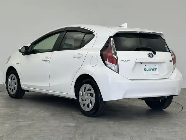 トヨタ アクア S 群馬県 2016(平28)年 4万km スーパーホワイトⅡ 純正７インチナビ　Ｂｌｕｅｔｏｏｔｈ　バックカメラ　スマートキー　ＨＩＤヘッドライト　オートライト　電動格納ミラー　プッシュスタート　ＥＴＣ　スペアキー　オートエアコン　横滑り防止装置　禁煙車
