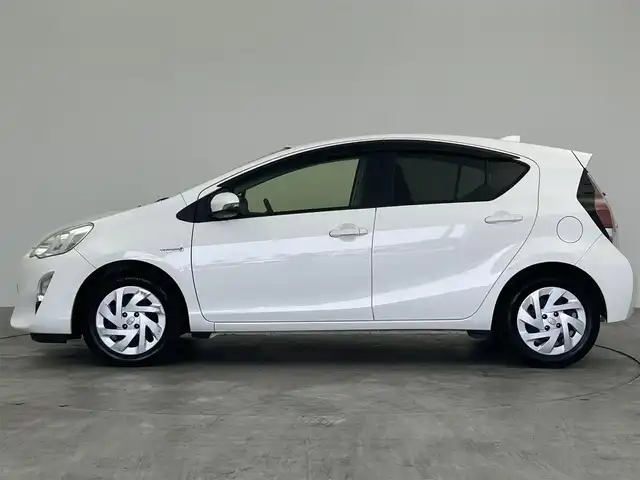 トヨタ アクア S 群馬県 2016(平28)年 4万km スーパーホワイトⅡ 純正７インチナビ　Ｂｌｕｅｔｏｏｔｈ　バックカメラ　スマートキー　ＨＩＤヘッドライト　オートライト　電動格納ミラー　プッシュスタート　ＥＴＣ　スペアキー　オートエアコン　横滑り防止装置　禁煙車