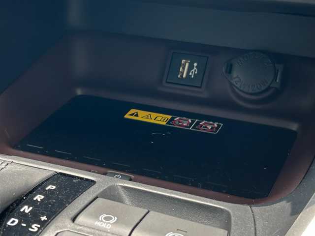 トヨタ ＲＡＶ４ ハイブリットG 滋賀県 2023(令5)年 5万km プラチナホワイトパールマイカ ガソリン（ハイブリッド）/4WD(F4)/CVT/モデリスタエアロ/モデリスタAW20インチ/パノラマムーンルーフ/純正10インチナビ/(AM/FM/BT/USB/フルセグTV)/黒革シート/ドラレコ一体型デジタルインナーミラー/ビルトインETC2.0/パノラミックビューモニター/ブラインドスポットモニター/トヨタセーフティセンス/・プリクラッシュセーフティ/・レーントレーシングアシスト/・オートマチックハイビーム/・レーダークルーズコントロール/コーナーセンサー/電動リアゲート/電動サイドブレーキ/ブレーキホールド/置くだけ充電/シートヒーター/シートベンチレーション/パワーシート/メモリーシート/革巻きステアリング/ステアリングスイッチ/ステアリングヒーター/オートライト/LEDヘッドライト/フロントフォグ/フルオートエアコン/寒冷地仕様/プッシュスタート/スマートキー/純正フロアマット/純正ドアバイザー/電格ウインカーミラー