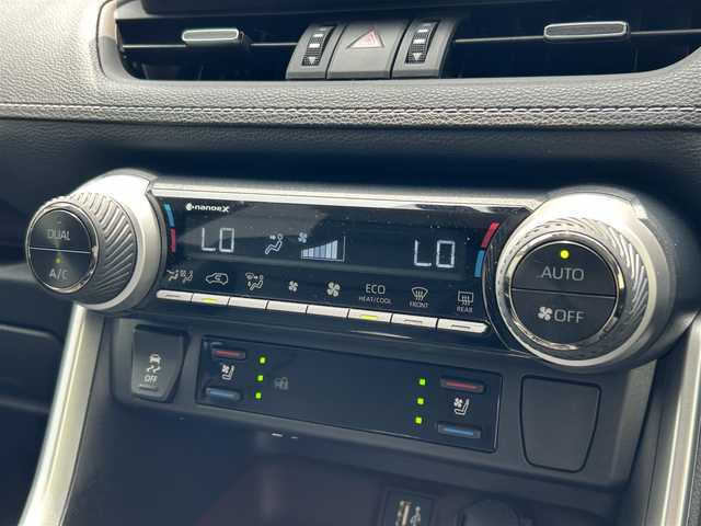トヨタ ＲＡＶ４ ハイブリットG 滋賀県 2023(令5)年 5万km プラチナホワイトパールマイカ ガソリン（ハイブリッド）/4WD(F4)/CVT/モデリスタエアロ/モデリスタAW20インチ/パノラマムーンルーフ/純正10インチナビ/(AM/FM/BT/USB/フルセグTV)/黒革シート/ドラレコ一体型デジタルインナーミラー/ビルトインETC2.0/パノラミックビューモニター/ブラインドスポットモニター/トヨタセーフティセンス/・プリクラッシュセーフティ/・レーントレーシングアシスト/・オートマチックハイビーム/・レーダークルーズコントロール/コーナーセンサー/電動リアゲート/電動サイドブレーキ/ブレーキホールド/置くだけ充電/シートヒーター/シートベンチレーション/パワーシート/メモリーシート/革巻きステアリング/ステアリングスイッチ/ステアリングヒーター/オートライト/LEDヘッドライト/フロントフォグ/フルオートエアコン/寒冷地仕様/プッシュスタート/スマートキー/純正フロアマット/純正ドアバイザー/電格ウインカーミラー