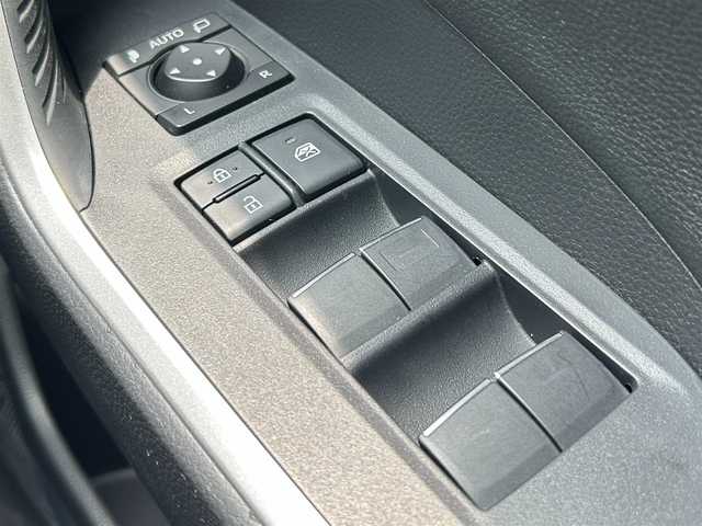 トヨタ ＲＡＶ４ ハイブリットG 滋賀県 2023(令5)年 5万km プラチナホワイトパールマイカ ガソリン（ハイブリッド）/4WD(F4)/CVT/モデリスタエアロ/モデリスタAW20インチ/パノラマムーンルーフ/純正10インチナビ/(AM/FM/BT/USB/フルセグTV)/黒革シート/ドラレコ一体型デジタルインナーミラー/ビルトインETC2.0/パノラミックビューモニター/ブラインドスポットモニター/トヨタセーフティセンス/・プリクラッシュセーフティ/・レーントレーシングアシスト/・オートマチックハイビーム/・レーダークルーズコントロール/コーナーセンサー/電動リアゲート/電動サイドブレーキ/ブレーキホールド/置くだけ充電/シートヒーター/シートベンチレーション/パワーシート/メモリーシート/革巻きステアリング/ステアリングスイッチ/ステアリングヒーター/オートライト/LEDヘッドライト/フロントフォグ/フルオートエアコン/寒冷地仕様/プッシュスタート/スマートキー/純正フロアマット/純正ドアバイザー/電格ウインカーミラー
