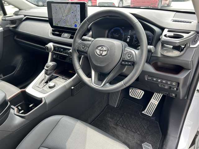 トヨタ ＲＡＶ４ ハイブリットG 滋賀県 2023(令5)年 5万km プラチナホワイトパールマイカ ガソリン（ハイブリッド）/4WD(F4)/CVT/モデリスタエアロ/モデリスタAW20インチ/パノラマムーンルーフ/純正10インチナビ/(AM/FM/BT/USB/フルセグTV)/黒革シート/ドラレコ一体型デジタルインナーミラー/ビルトインETC2.0/パノラミックビューモニター/ブラインドスポットモニター/トヨタセーフティセンス/・プリクラッシュセーフティ/・レーントレーシングアシスト/・オートマチックハイビーム/・レーダークルーズコントロール/コーナーセンサー/電動リアゲート/電動サイドブレーキ/ブレーキホールド/置くだけ充電/シートヒーター/シートベンチレーション/パワーシート/メモリーシート/革巻きステアリング/ステアリングスイッチ/ステアリングヒーター/オートライト/LEDヘッドライト/フロントフォグ/フルオートエアコン/寒冷地仕様/プッシュスタート/スマートキー/純正フロアマット/純正ドアバイザー/電格ウインカーミラー