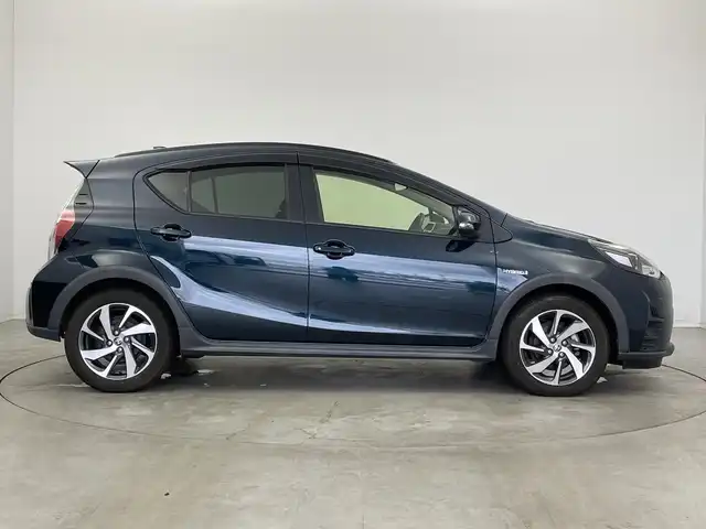 トヨタ アクア クロスオーバー 新潟県 2018(平30)年 6.5万km ブラッキッシュアゲハガラスフレーク 純正メモリナビ【NSZT-W66T】/　フルセグTV/Bluetooth/CD/DVD/衝突被害軽減ブレーキ/レーンキープアシスト/前後コーナーセンサー/ハーフレザーシート/前後ドライブレコーダー/バックモニター/ビルトインETC2.0/LEDヘッドライト/オートマチックハイビーム/オートライト/横滑り防止装置/レザーステアリング/ステアリングスイッチ/禁煙車