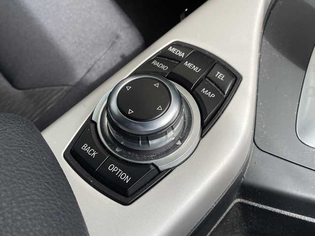 ＢＭＷ １２０ｉ 愛知県 2013(平25)年 5.9万km 白 純正ナビ/スピードリミッター/HIDヘッドライト/ミラー型ETC/ステアリングスイッチ/スマートキー/プッシュスタート