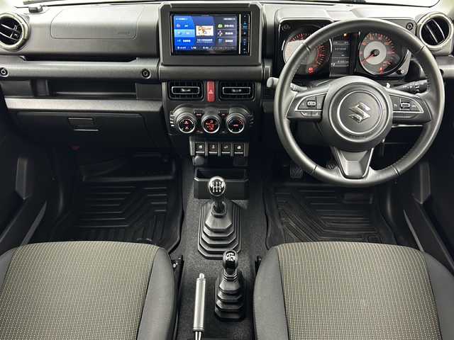 スズキ ジムニー XC 大阪府 2023(令5)年 2.7万km ミディアムグレー 社外ナビ/・フルセグTV/・Bluetooth/・CD/DVD/・USB接続/スズキセーフティサポート/デュアルセンサーブレーキサポート/車線逸脱警報機能/ハイビームアシスト/ヒルディセントコントロール/バックカメラ/純正ラバーマット/シートヒーター