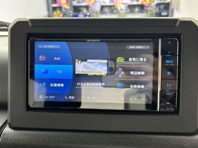 スズキ ジムニー XC 大阪府 2023(令5)年 2.7万km ミディアムグレー 社外ナビ/・フルセグTV/・Bluetooth/・CD/DVD/・USB接続/スズキセーフティサポート/デュアルセンサーブレーキサポート/車線逸脱警報機能/ハイビームアシスト/ヒルディセントコントロール/バックカメラ/純正ラバーマット/シートヒーター