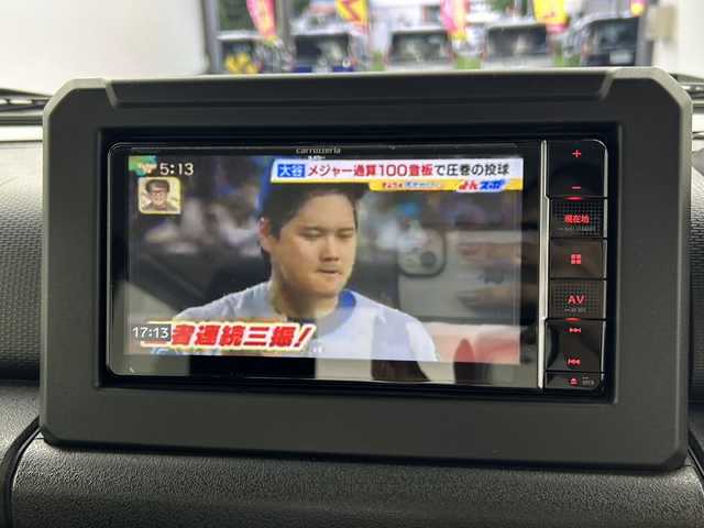 スズキ ジムニー XC 大阪府 2023(令5)年 2.7万km ミディアムグレー 社外ナビ/・フルセグTV/・Bluetooth/・CD/DVD/・USB接続/スズキセーフティサポート/デュアルセンサーブレーキサポート/車線逸脱警報機能/ハイビームアシスト/ヒルディセントコントロール/バックカメラ/純正ラバーマット/シートヒーター