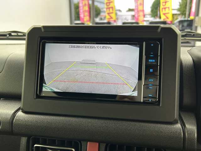 スズキ ジムニー XC 大阪府 2023(令5)年 2.7万km ミディアムグレー 社外ナビ/・フルセグTV/・Bluetooth/・CD/DVD/・USB接続/スズキセーフティサポート/デュアルセンサーブレーキサポート/車線逸脱警報機能/ハイビームアシスト/ヒルディセントコントロール/バックカメラ/純正ラバーマット/シートヒーター