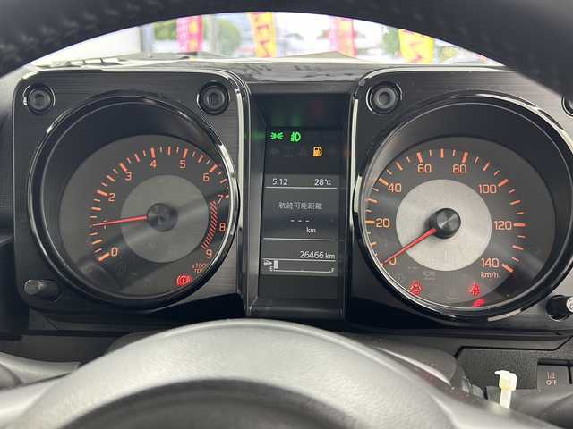 スズキ ジムニー XC 大阪府 2023(令5)年 2.7万km ミディアムグレー 社外ナビ/・フルセグTV/・Bluetooth/・CD/DVD/・USB接続/スズキセーフティサポート/デュアルセンサーブレーキサポート/車線逸脱警報機能/ハイビームアシスト/ヒルディセントコントロール/バックカメラ/純正ラバーマット/シートヒーター