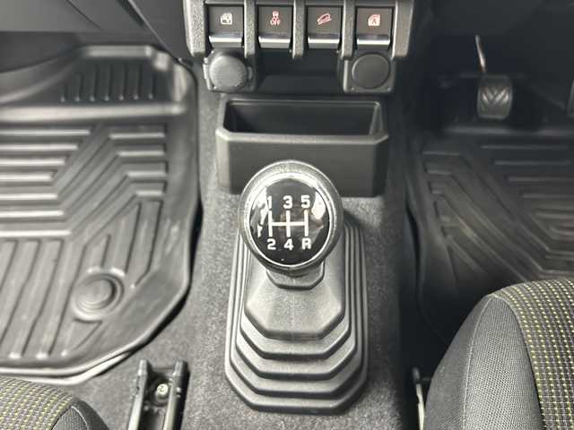 スズキ ジムニー XC 大阪府 2023(令5)年 2.7万km ミディアムグレー 社外ナビ/・フルセグTV/・Bluetooth/・CD/DVD/・USB接続/スズキセーフティサポート/デュアルセンサーブレーキサポート/車線逸脱警報機能/ハイビームアシスト/ヒルディセントコントロール/バックカメラ/純正ラバーマット/シートヒーター