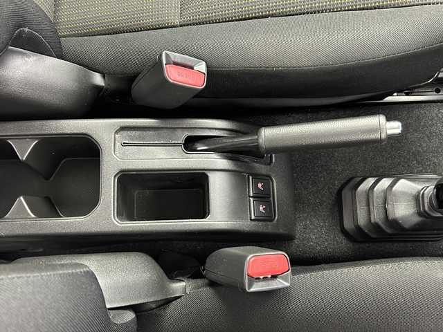 スズキ ジムニー XC 大阪府 2023(令5)年 2.7万km ミディアムグレー 社外ナビ/・フルセグTV/・Bluetooth/・CD/DVD/・USB接続/スズキセーフティサポート/デュアルセンサーブレーキサポート/車線逸脱警報機能/ハイビームアシスト/ヒルディセントコントロール/バックカメラ/純正ラバーマット/シートヒーター