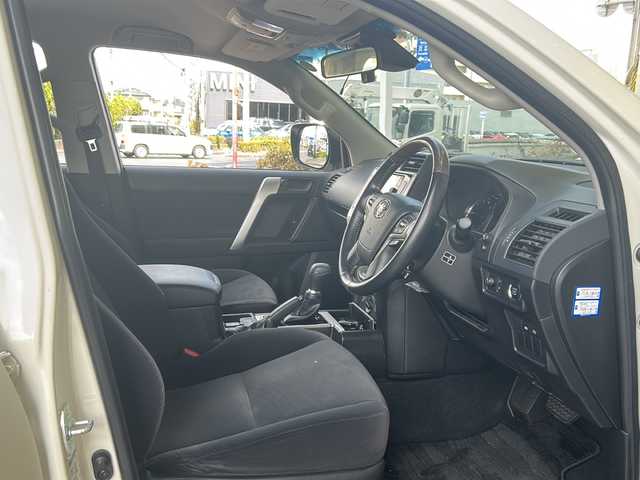 トヨタ ランドクルーザー プラド TX 静岡県 2019(平31)年 4.2万km ホワイトパールクリスタルシャイン ナビ/・ラジオ/フルセグTV/・ipod/SD/USB/Bluetooth/ブルーレイ/CD/DVD/主要装備/・レーダークルーズコントロール　/・ドライブレコーダー　/・フリップダウンモニター　/・ＥＴＣ　/・ＬＥＤヘッドライト　/・ブラックルーフレール　/・レーンキープアシスト　/・オートライト　/・オートハイビーム　/・センターデフロック/・ステアリングリモコン/・フルタイム４WD/・LEDヘッドライト/・LEDフォグランプ/・プリクラッシュセーフティー/・プッシュスタート/・スマートキー/・純正アルミホイール/・純正フロアマット