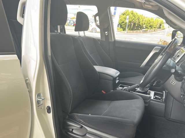 トヨタ ランドクルーザー プラド TX 静岡県 2019(平31)年 4.2万km ホワイトパールクリスタルシャイン ナビ/・ラジオ/フルセグTV/・ipod/SD/USB/Bluetooth/ブルーレイ/CD/DVD/主要装備/・レーダークルーズコントロール　/・ドライブレコーダー　/・フリップダウンモニター　/・ＥＴＣ　/・ＬＥＤヘッドライト　/・ブラックルーフレール　/・レーンキープアシスト　/・オートライト　/・オートハイビーム　/・センターデフロック/・ステアリングリモコン/・フルタイム４WD/・LEDヘッドライト/・LEDフォグランプ/・プリクラッシュセーフティー/・プッシュスタート/・スマートキー/・純正アルミホイール/・純正フロアマット