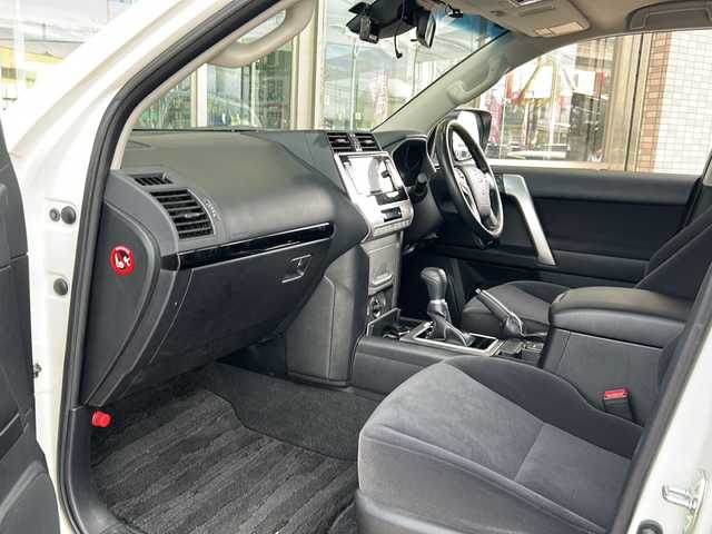 トヨタ ランドクルーザー プラド TX 静岡県 2019(平31)年 4.2万km ホワイトパールクリスタルシャイン ナビ/・ラジオ/フルセグTV/・ipod/SD/USB/Bluetooth/ブルーレイ/CD/DVD/主要装備/・レーダークルーズコントロール　/・ドライブレコーダー　/・フリップダウンモニター　/・ＥＴＣ　/・ＬＥＤヘッドライト　/・ブラックルーフレール　/・レーンキープアシスト　/・オートライト　/・オートハイビーム　/・センターデフロック/・ステアリングリモコン/・フルタイム４WD/・LEDヘッドライト/・LEDフォグランプ/・プリクラッシュセーフティー/・プッシュスタート/・スマートキー/・純正アルミホイール/・純正フロアマット