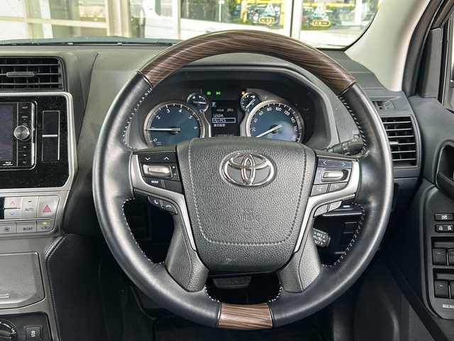 トヨタ ランドクルーザー プラド TX 静岡県 2019(平31)年 4.2万km ホワイトパールクリスタルシャイン ナビ/・ラジオ/フルセグTV/・ipod/SD/USB/Bluetooth/ブルーレイ/CD/DVD/主要装備/・レーダークルーズコントロール　/・ドライブレコーダー　/・フリップダウンモニター　/・ＥＴＣ　/・ＬＥＤヘッドライト　/・ブラックルーフレール　/・レーンキープアシスト　/・オートライト　/・オートハイビーム　/・センターデフロック/・ステアリングリモコン/・フルタイム４WD/・LEDヘッドライト/・LEDフォグランプ/・プリクラッシュセーフティー/・プッシュスタート/・スマートキー/・純正アルミホイール/・純正フロアマット