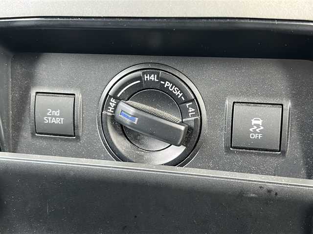 トヨタ ランドクルーザー プラド TX 静岡県 2019(平31)年 4.2万km ホワイトパールクリスタルシャイン ナビ/・ラジオ/フルセグTV/・ipod/SD/USB/Bluetooth/ブルーレイ/CD/DVD/主要装備/・レーダークルーズコントロール　/・ドライブレコーダー　/・フリップダウンモニター　/・ＥＴＣ　/・ＬＥＤヘッドライト　/・ブラックルーフレール　/・レーンキープアシスト　/・オートライト　/・オートハイビーム　/・センターデフロック/・ステアリングリモコン/・フルタイム４WD/・LEDヘッドライト/・LEDフォグランプ/・プリクラッシュセーフティー/・プッシュスタート/・スマートキー/・純正アルミホイール/・純正フロアマット